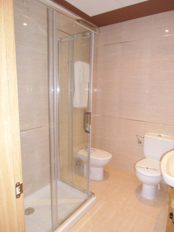 Area De Servicio Villamartin Villamartin de la Abadia Bagian luar foto